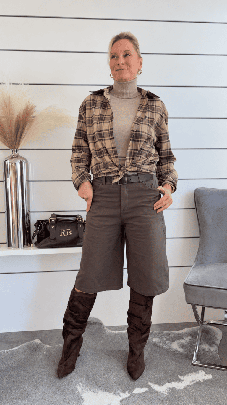 Elegante Bermuda Shorts in Braun mit stylischem Gürtel