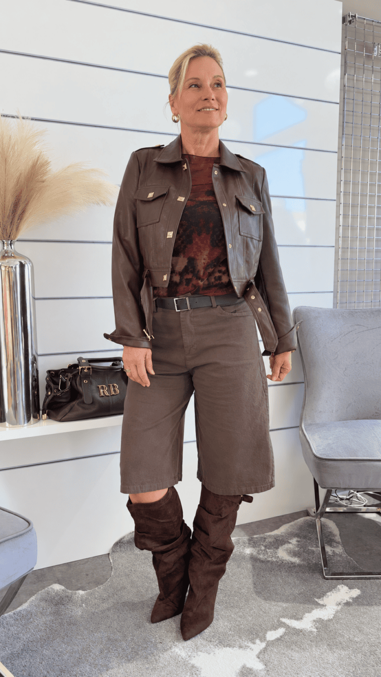 Elegante Bermuda Shorts in Braun mit stylischem Gürtel