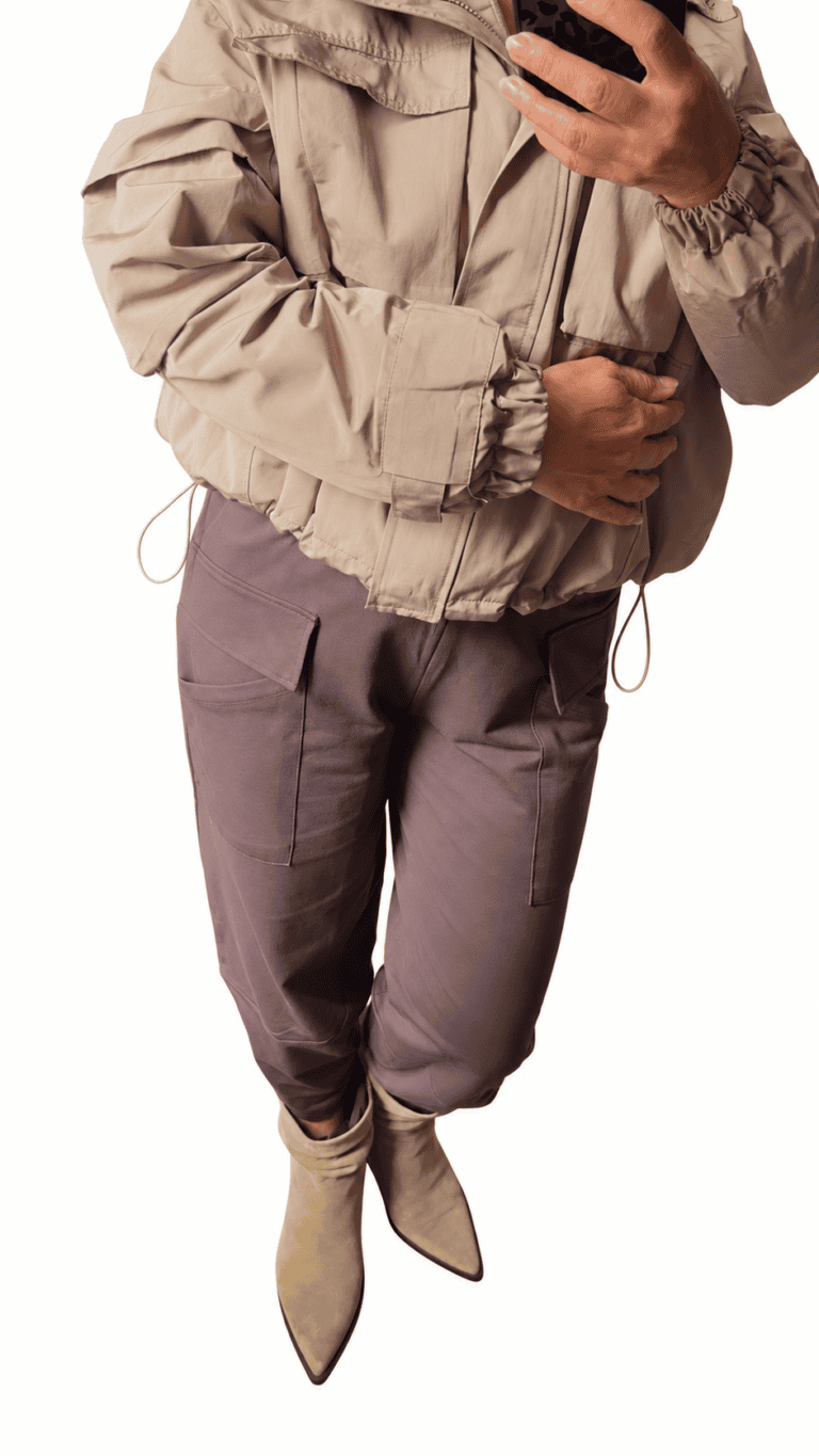 Wattierter Blouson in Beige mit Kapuze und praktischen Taschen