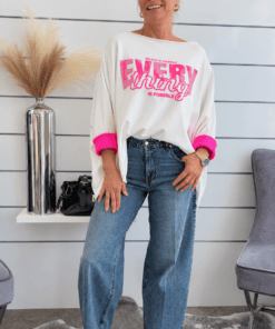 Weites Oversized Shirt mit pinkem Schriftzug – Lässiger Statement-Look