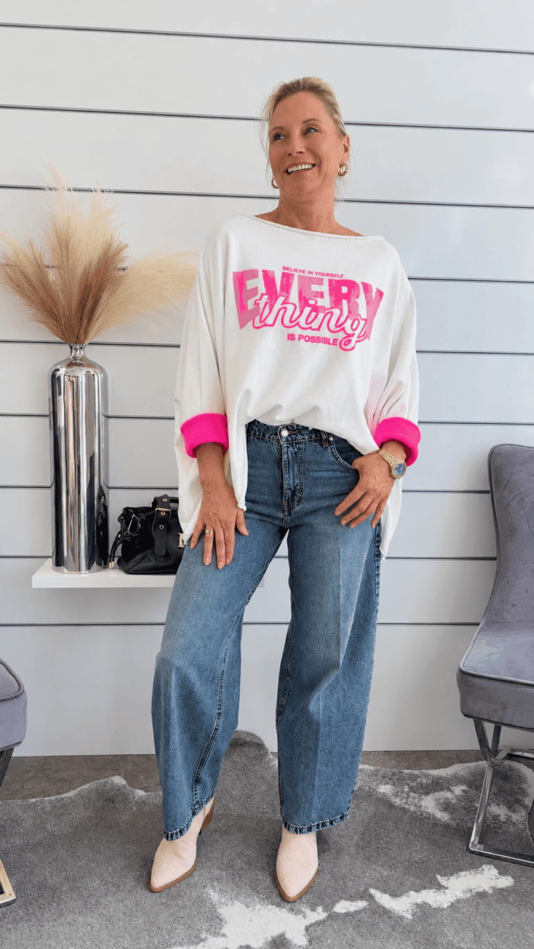 Weites Oversized Shirt mit pinkem Schriftzug – Lässiger Statement-Look