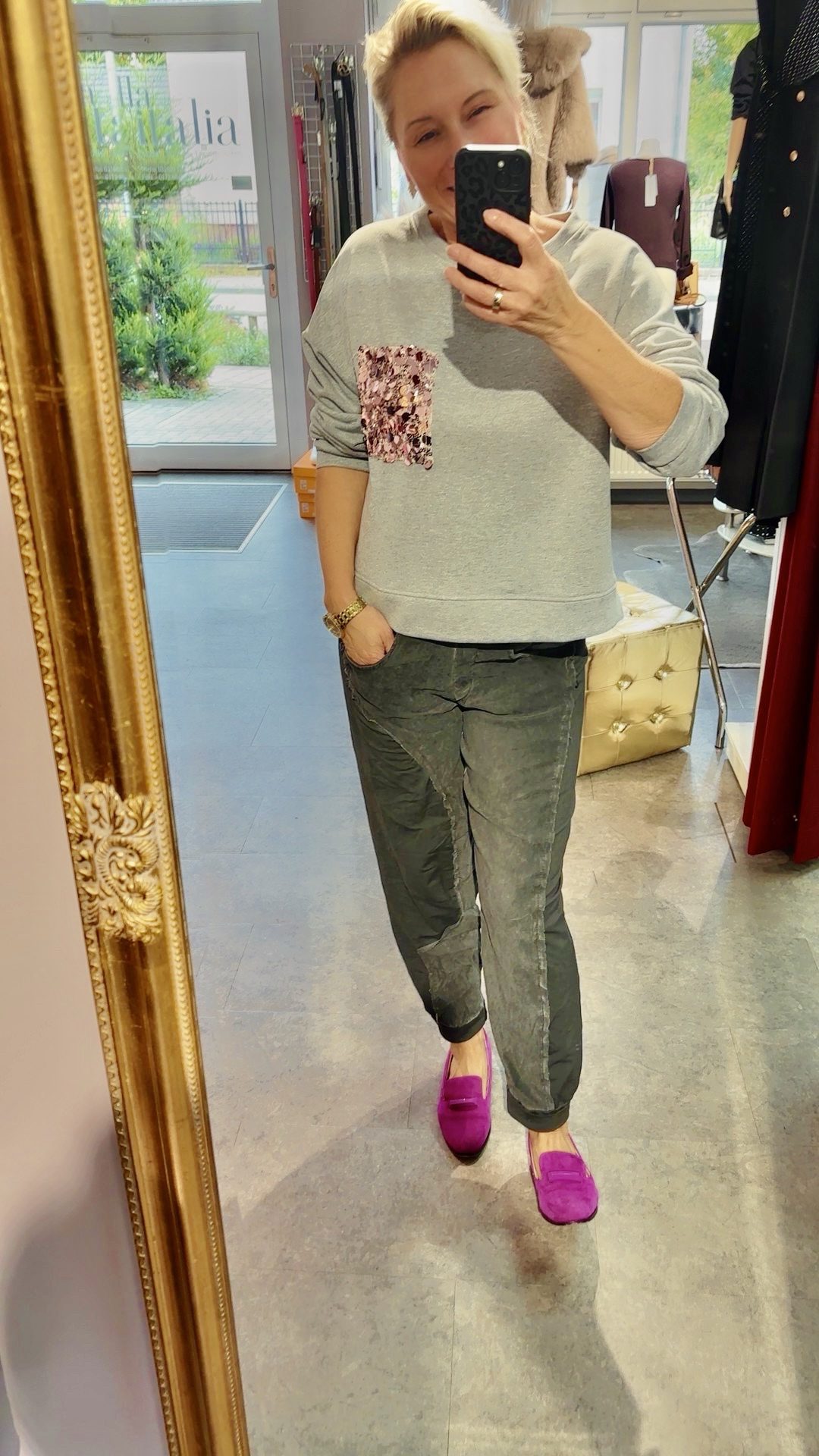 Sweatshirt mit Pailletten-Brusttasche – Lässiger Glanz für jeden Tag