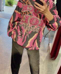 Pullover mit Rock and Roll Print – Pinke Kapuze und auffälliger Farbkombination