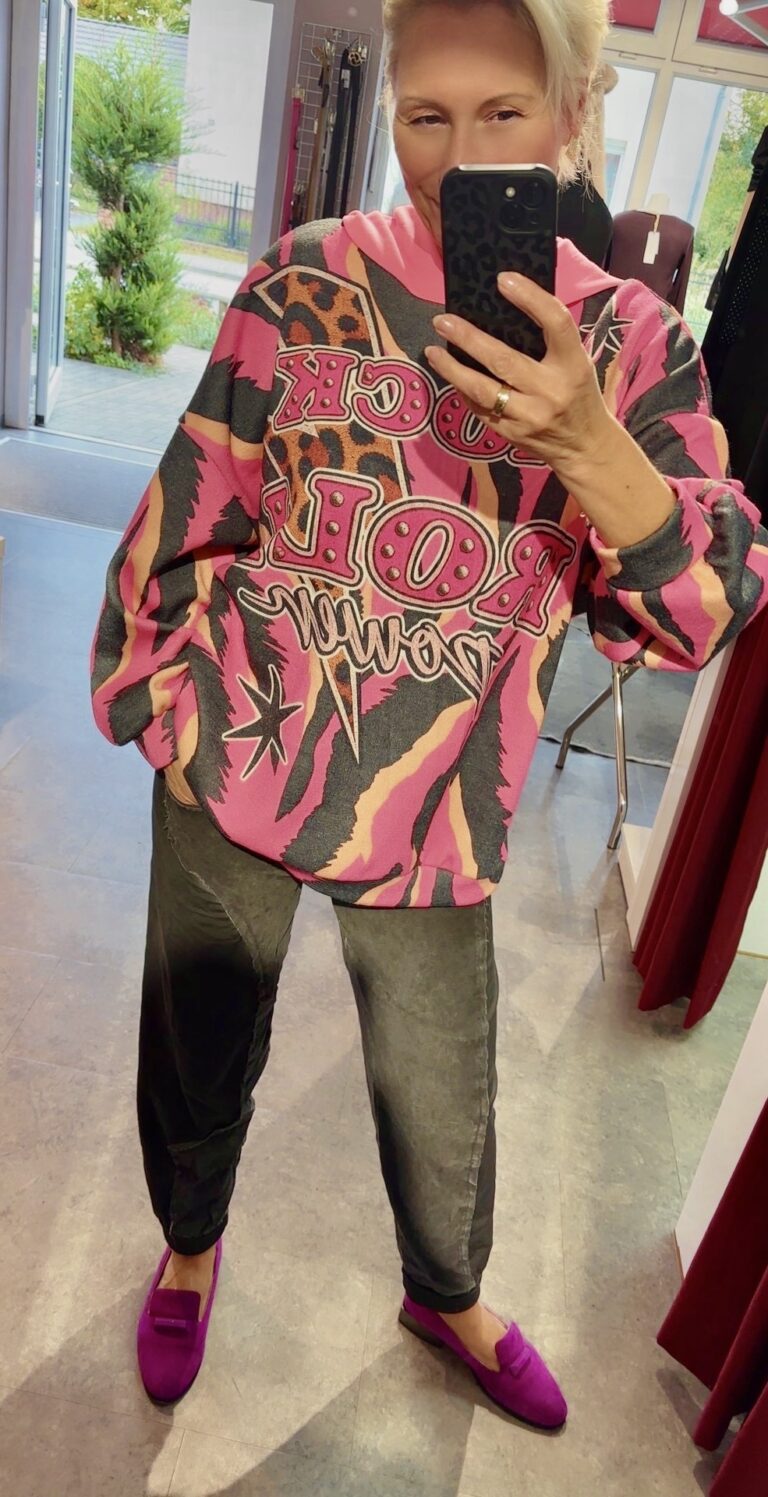 Pullover mit Rock and Roll Print – Pinke Kapuze und auffälliger Farbkombination