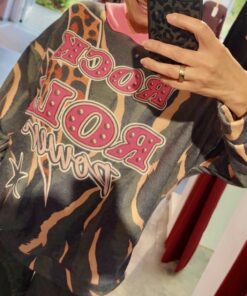 Alternative view of Pullover mit Rock and Roll Print – Pinke Kapuze und auffälliger Farbkombination