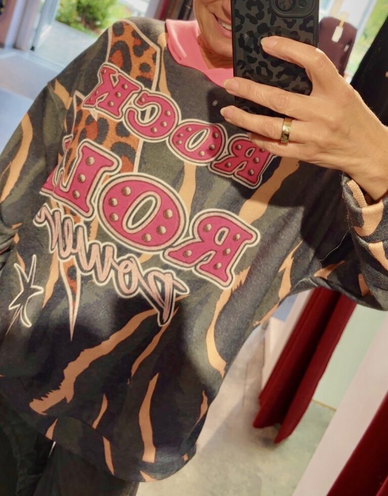 Pullover mit Rock and Roll Print – Pinke Kapuze und auffälliger Farbkombination