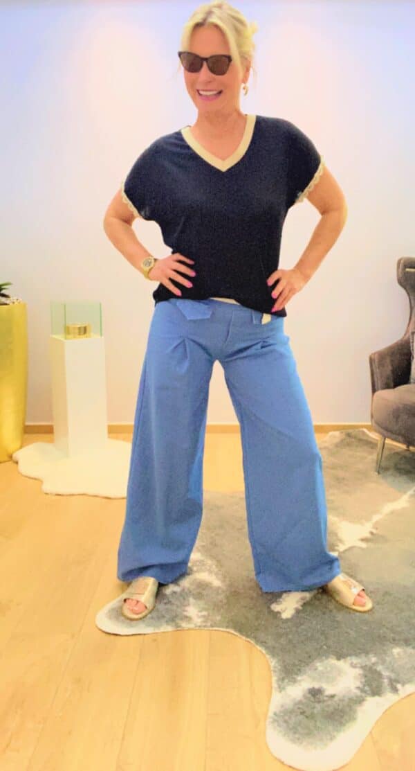 Uni Shirt spitzer Ausschnitt – Bild 2