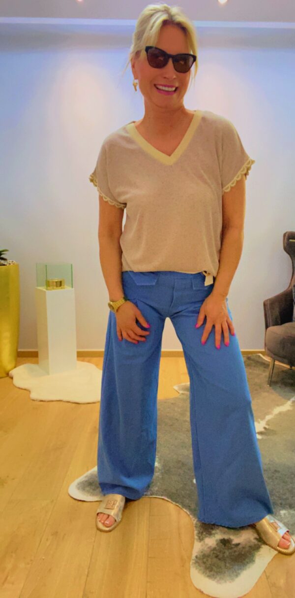 Uni Shirt spitzer Ausschnitt – Bild 3