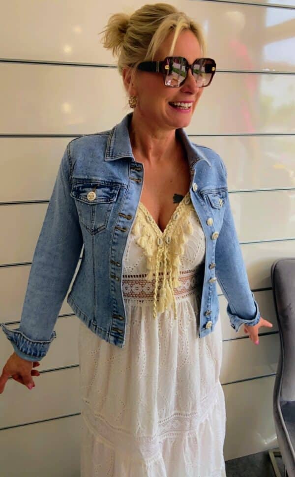 Jeansjacke mit Glitzersteinen – Bild 3