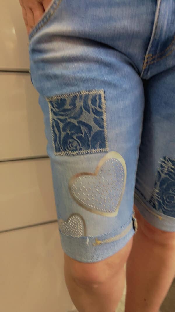 Jeans Shorts mit Glitzerherz – Bild 4