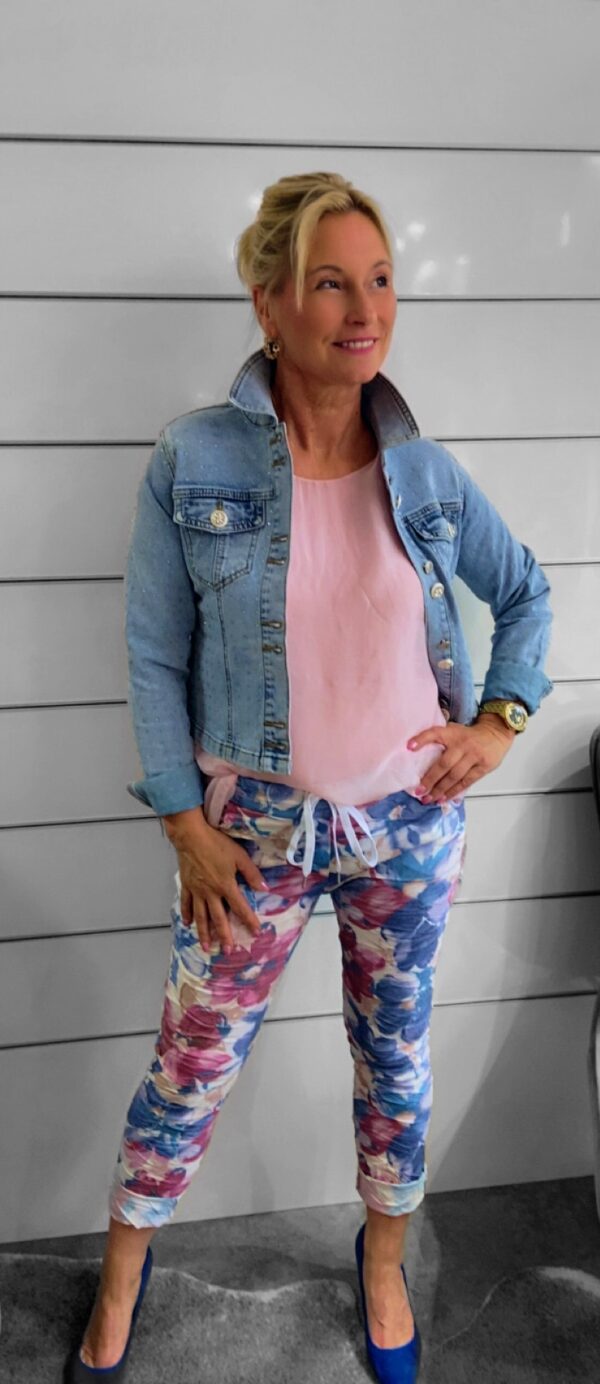 Jeansjacke mit Glitzersteinen – Bild 5