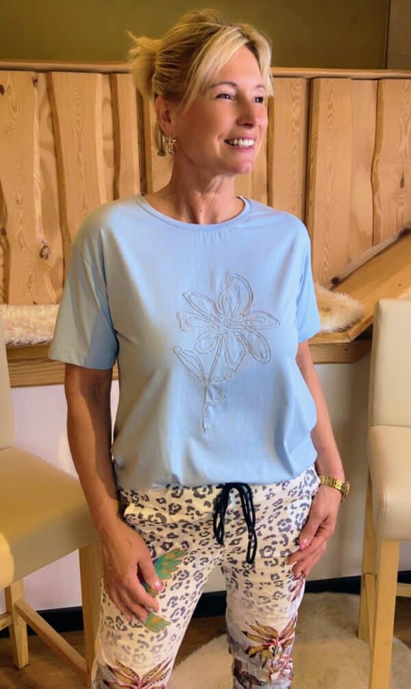 Shirt mit Blütenstickerei