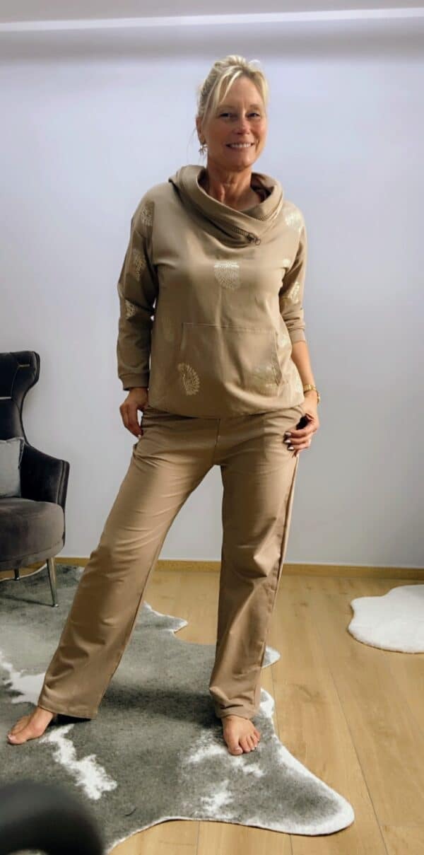Kapuzenpullover mit goldenen Details – Bild 2