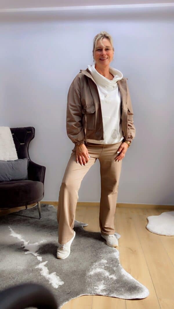 Kapuzenpullover mit goldenen Details – Bild 6