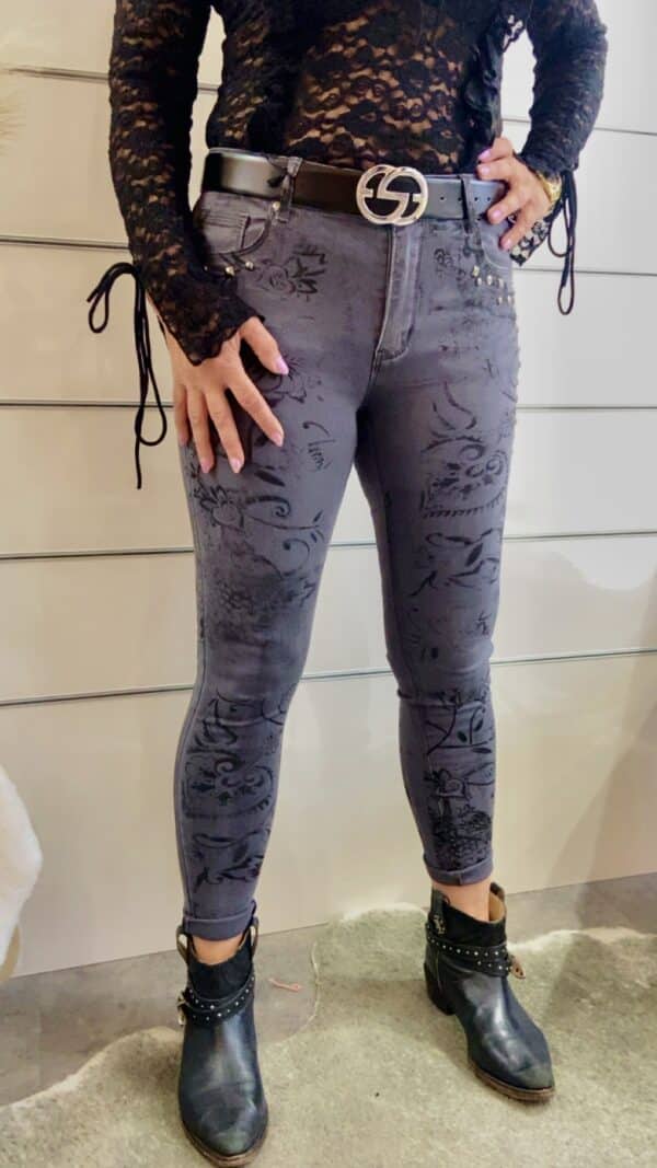 Graue Jeans mit floraler Prägung – Bild 3