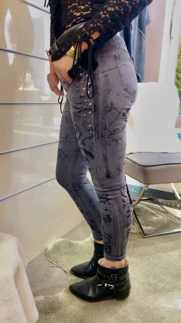 Graue Jeans mit floraler Prägung – Bild 5