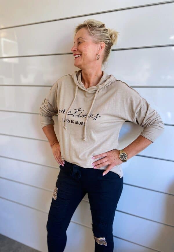 Shirt mit Schriftzug LESS IS More