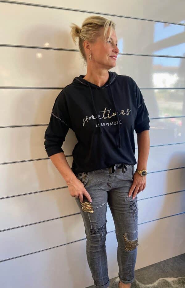 Shirt mit Schriftzug LESS IS More – Bild 2