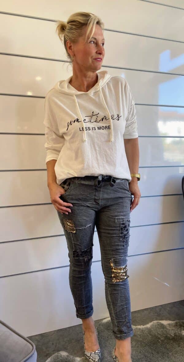 Shirt mit Schriftzug LESS IS More – Bild 3