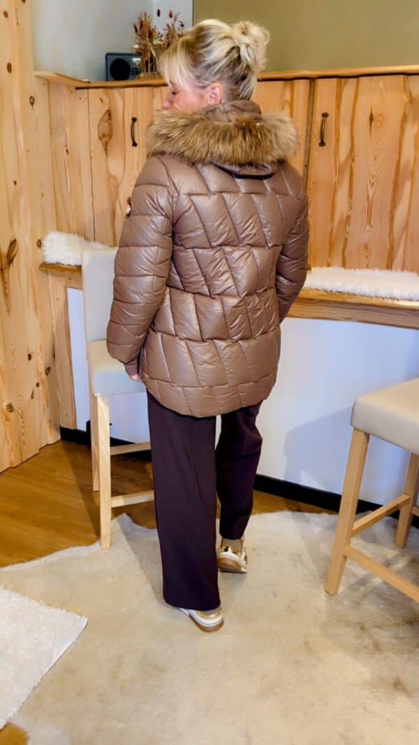 Winterjacke mit Fellkapuze – Bild 4