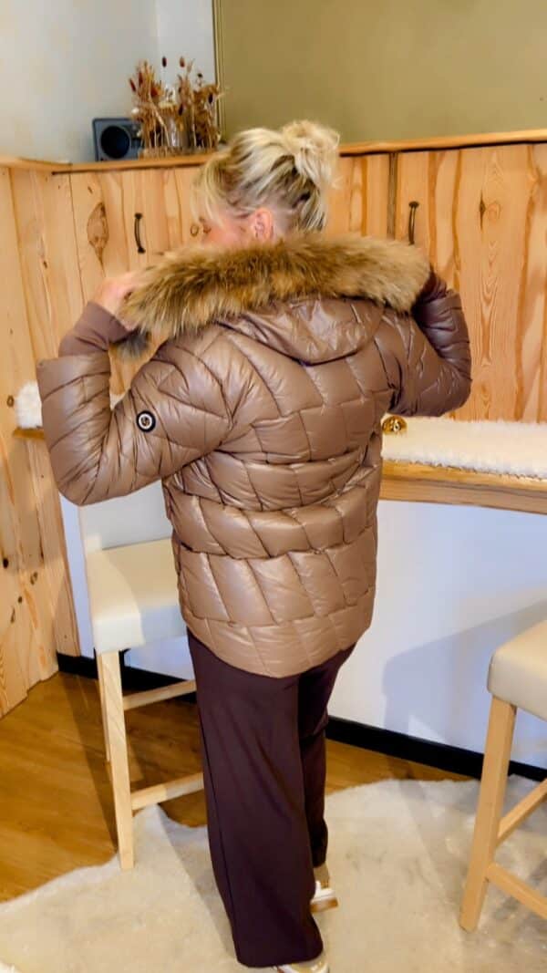 Winterjacke mit Fellkapuze – Bild 3