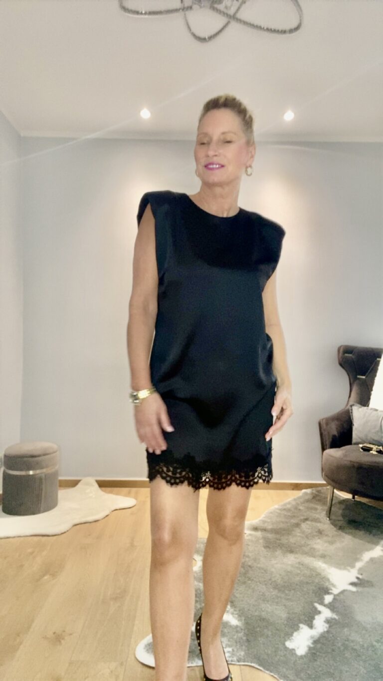 Satinkleid mit Spitzenkante