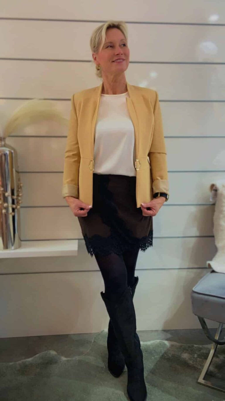 Minirock mit schwarzer Spitze