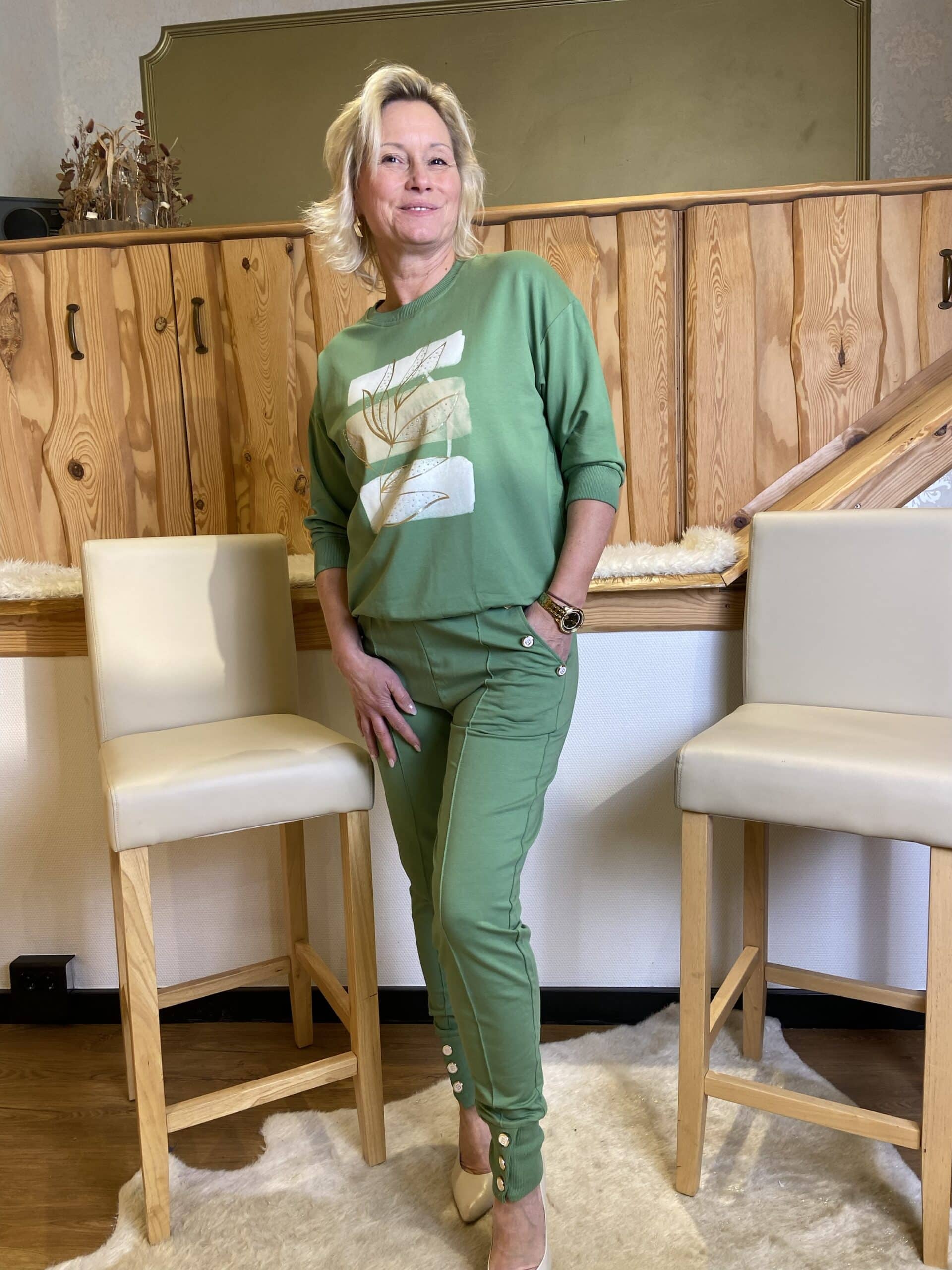 Stylische Joggpants mit Schmuckknöpfen