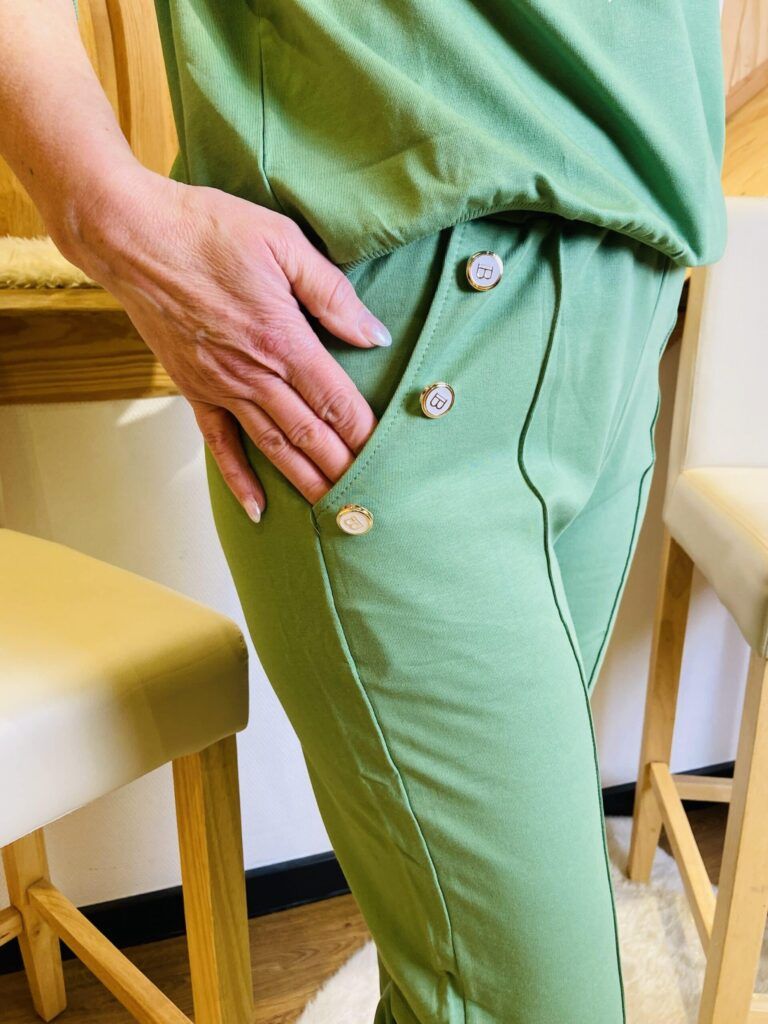 Stylische Joggpants mit Schmuckknöpfen
