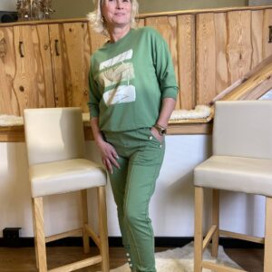 Stylische Joggpants mit Schmuckknöpfen