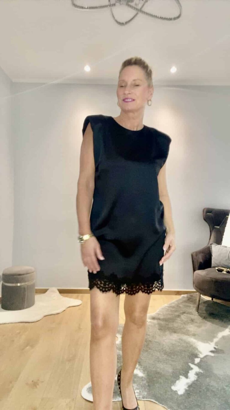 Satinkleid mit Spitzenkante