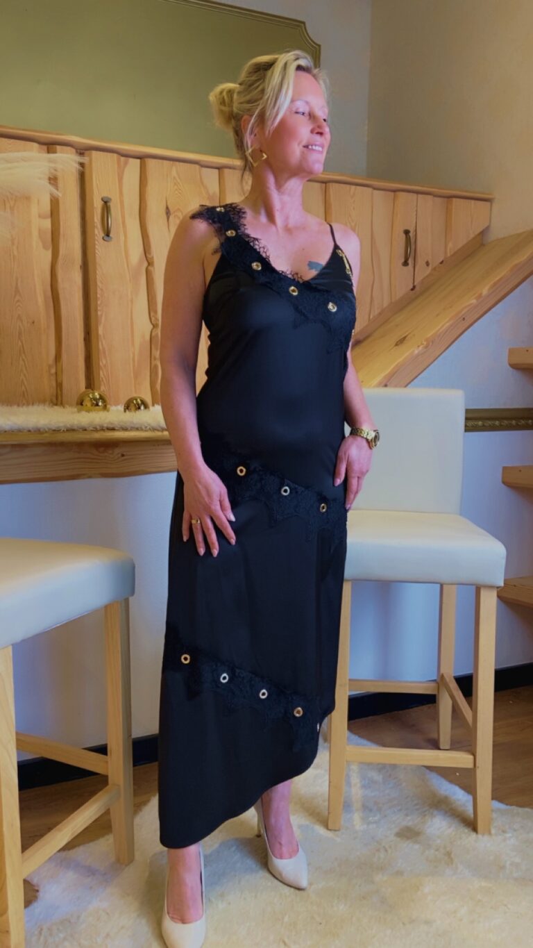 Kleid schwarz mit Gold und Spitze